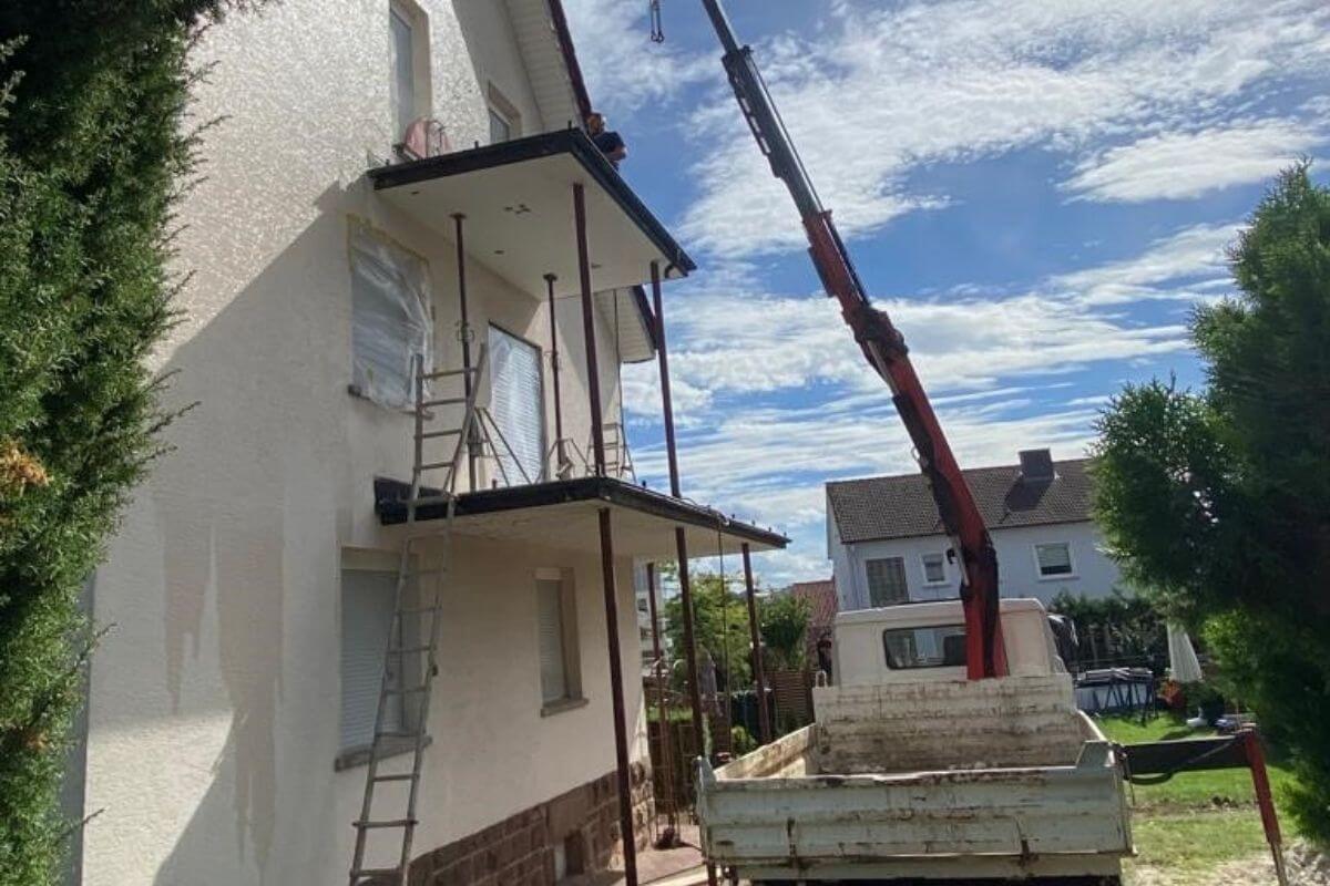 Balkonabbruch an einem Mehrfamilienhaus