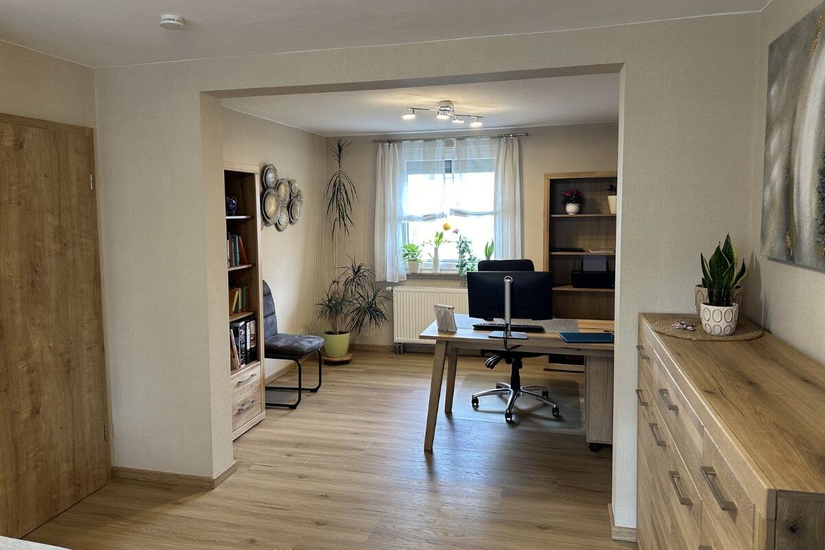 Großes Arbeitszimmer mittels Wanddurchbruch