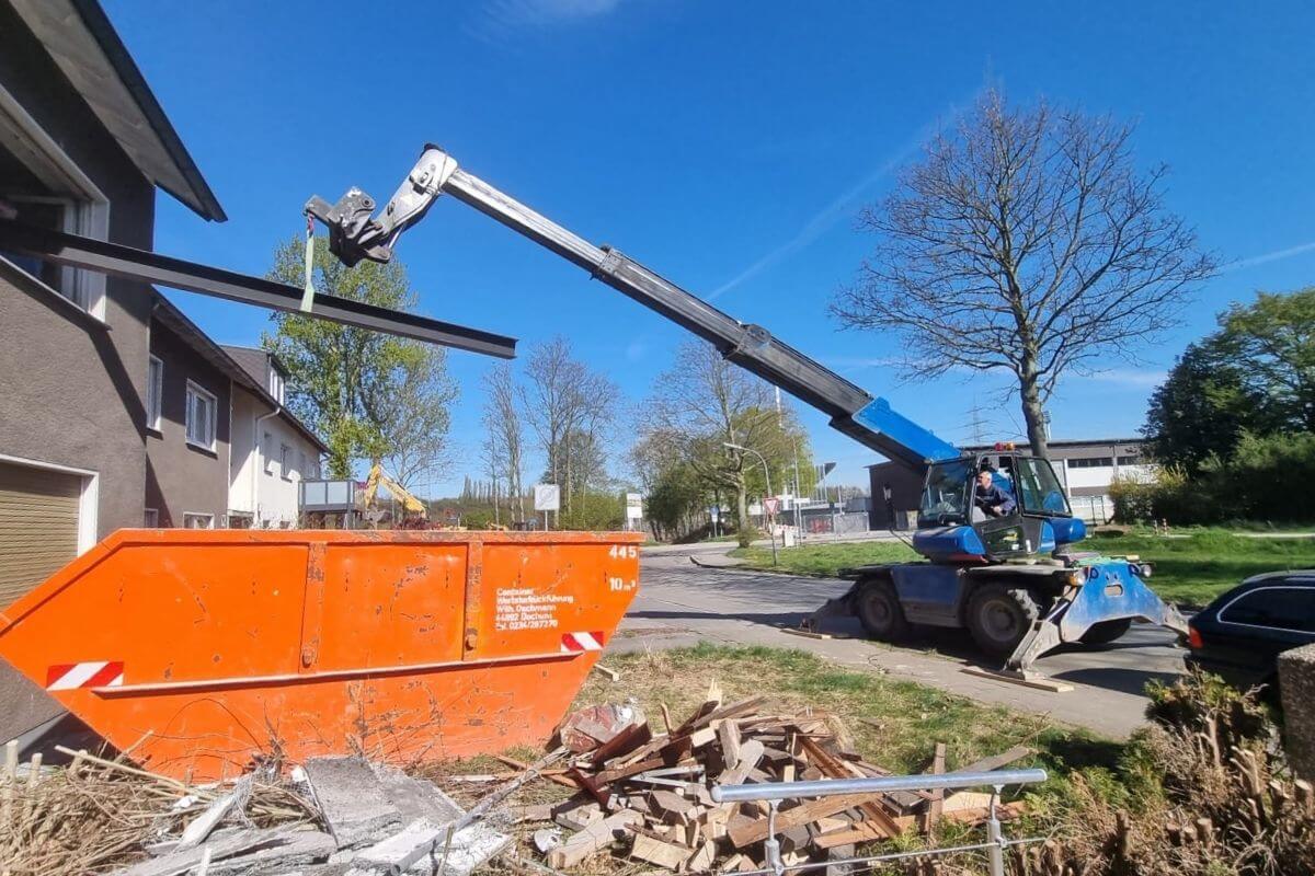 Stahlträger wird mit einen Kran ins Obergeschoss gehoben
